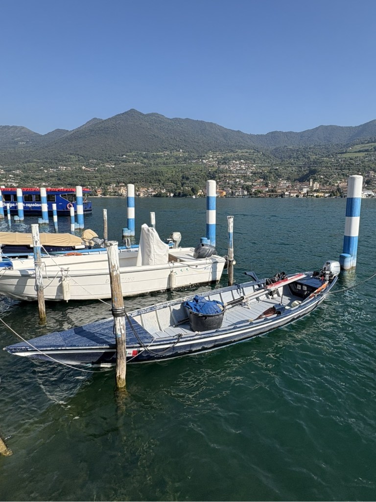 The color of a Naèt indicates from which village the boat originated.