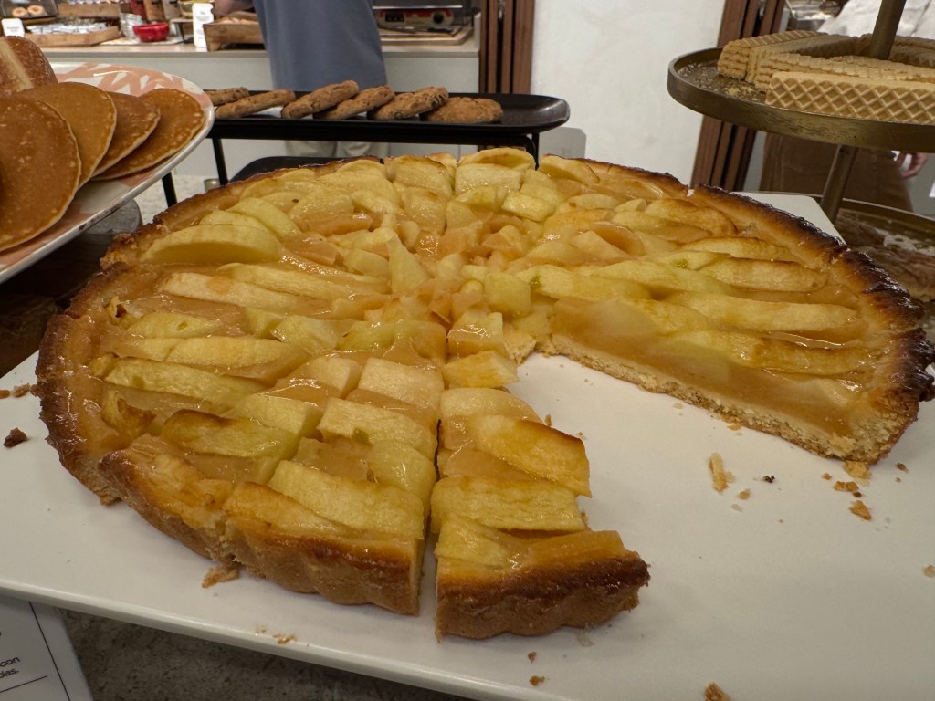 The restaurant's menu features typical local specialties, including local meats and cheeses, cold tomato soup, pastries, and fruits.