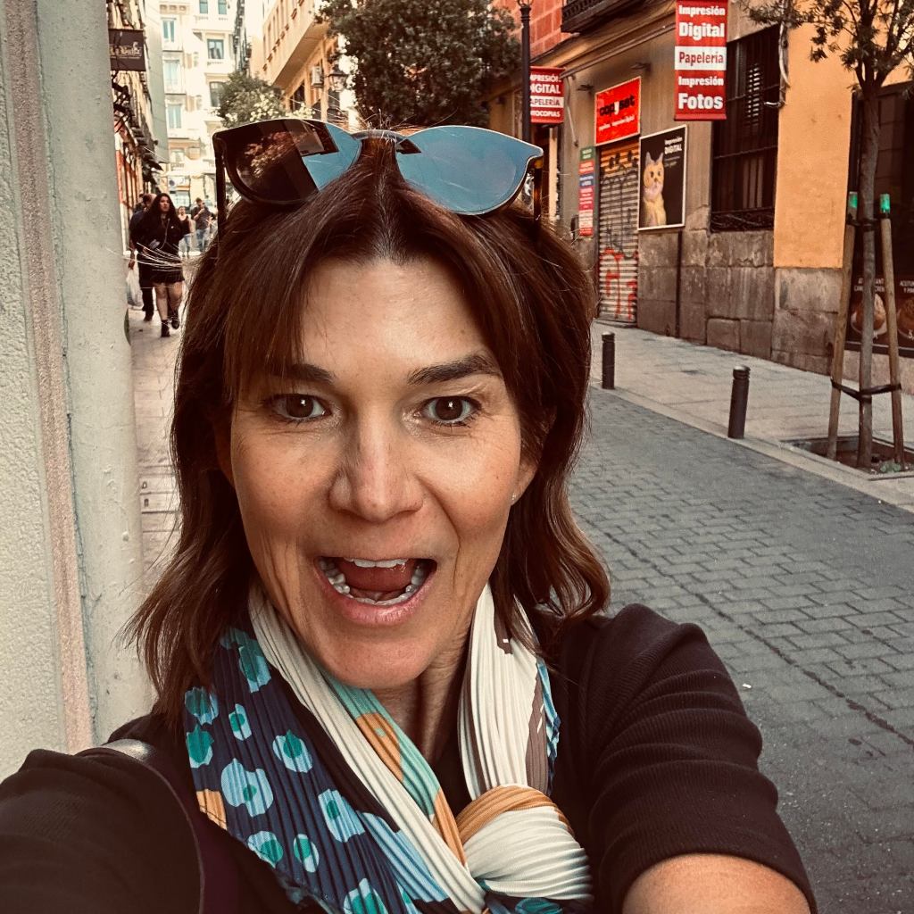 woman with sunglasses posing on a shopping street