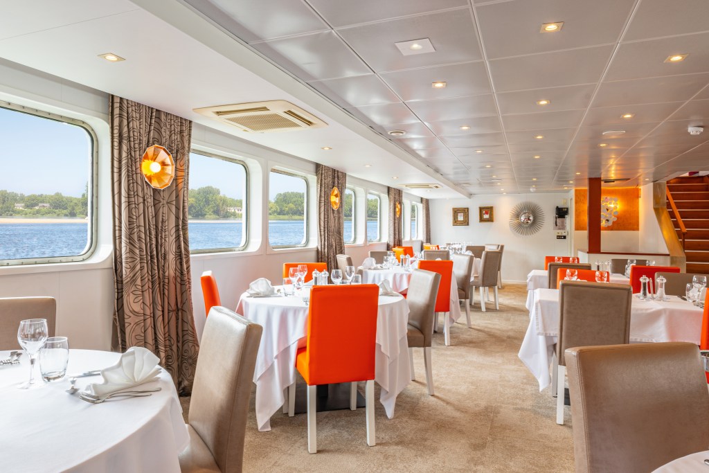 cruise ship dining room